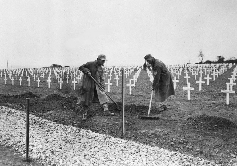 Soldados enterrando cadaveres